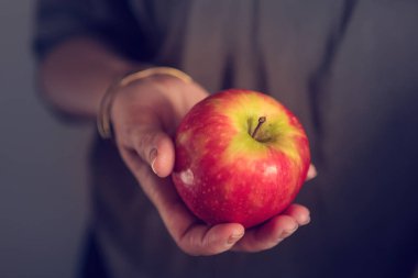 Elinde olgun elma
