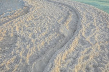 Ölü Deniz kıyısında tuz