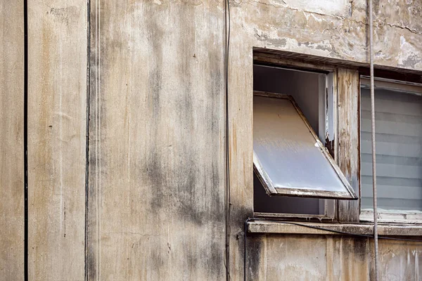 Casa Abandonada Janela Aberta Paredes Antigas — Fotografia de Stock