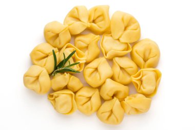 Çiğ makarna, otlu tortellini..