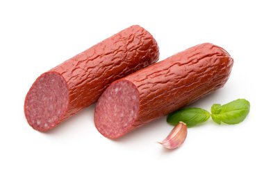 Salam Sosis füme, beyaz arka plan kesme fesleğen yaprağı.