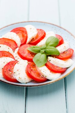 Klasik caprese salatası. Mozzarella domatesleri ve Basilikum.