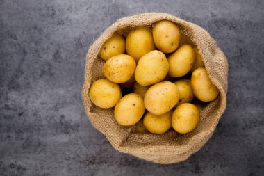 Bir biyo sade patates ahşap antika arka plan.