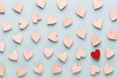 Mutlu Sevgililer günü arka plan. Beyaz ahşap arka yüzündeki kırmızı Kalpler