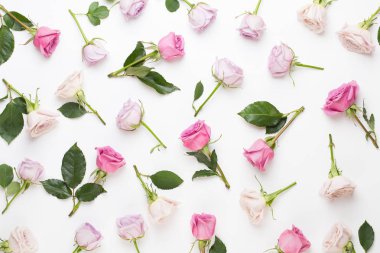 Çiçekler sevgililer günü kompozisyonu. GR üzerindeki pembe gülden yapılmış çerçeve