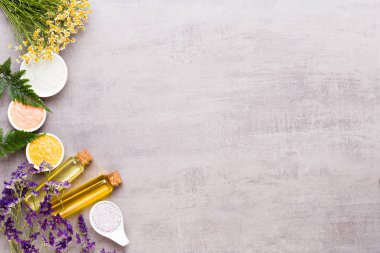 Güzellik ve moda kavramı üzerinde pastel rustik ahşap ayarla spa ile 