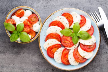 Klasik caprese salatası. Mozzarella domatesleri ve Basilikum.