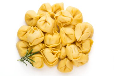 Çiğ makarna, otlu tortellini..