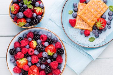 Mavi tabakta taze meyve salatası. Klasik ahşap arkaplan.