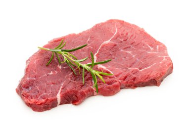 Taze çiğ dana biftek üzerine beyaz izole.