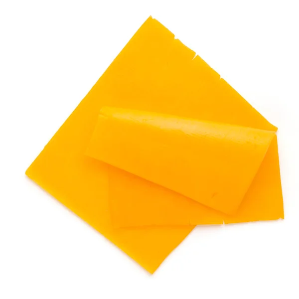 Cheddar sýr plátek izolovaných na bílém pozadí. — Stock fotografie