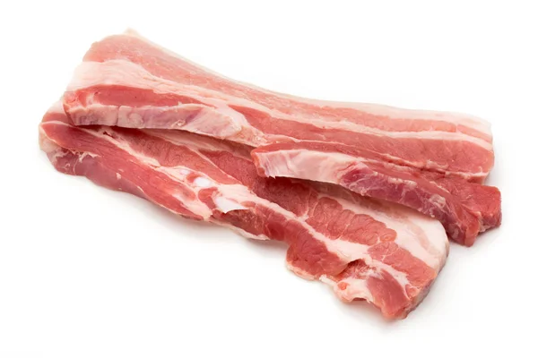 Vlees varkensvlees segmenten geïsoleerd op de witte achtergrond. — Stockfoto