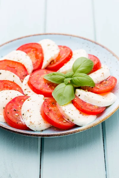 Salade caprese classique. Mozzarella tomates et basilikum . — Photo