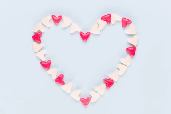 Día de San Valentín fondo corazones pastel sobre fondo de madera azul — Foto de Stock