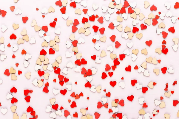 Glücklicher Valentinstag Hintergrund. mit kleinen farbigen Herzen auf grau — Stockfoto