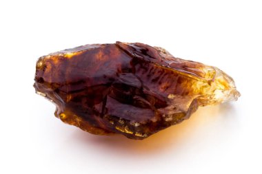 beyaz zemin üzerinde kahverengi karamelize şeker.