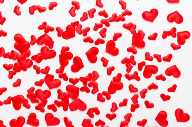 Sevgiliye arka plan kırmızı kalpler Beyaz ahşap zemin üzerinde.