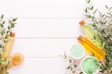 Güzellik ve moda kavramı üzerinde pastel rustik ahşap ayarla spa ile 