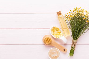 Güzellik ve moda kavramı üzerinde pastel rustik ahşap ayarla spa ile 