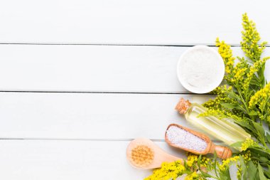 Güzellik ve moda kavramı üzerinde pastel rustik ahşap ayarla spa ile 