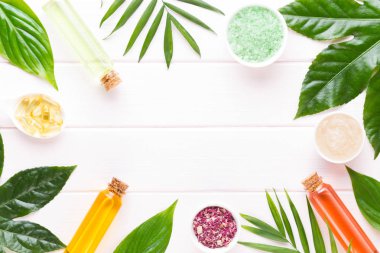 Güzellik ve moda kavramı üzerinde pastel rustik ahşap ayarla spa ile 