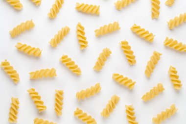 Beyaz arka plan üzerinde izole düdük İtalyan bükülmüş makarna. Fusi