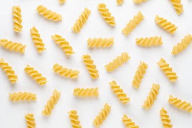 Beyaz arka plan üzerinde izole düdük İtalyan bükülmüş makarna. Fusi