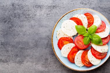 Klasik caprese salatası. Mozzarella domatesleri ve Basilikum.