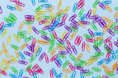 Kağıt rengi küçük defter mavi zemin üzerine. Düz yatıyordu.