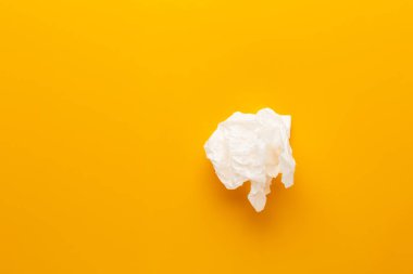 Sarı arka planda beyaz kese kağıdı.