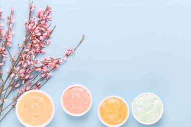 Bahar tebrik kartı, mercan rengi çiçekler üzerinde pastel b yaşayan