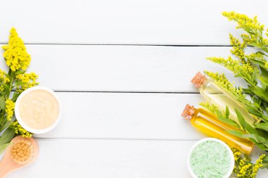 Güzellik ve moda kavramı üzerinde pastel rustik ahşap ayarla spa ile 