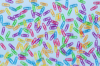 Kağıt rengi küçük defter mavi zemin üzerine. Düz yatıyordu.