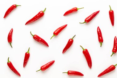Biber veya kırmızı biber biber beyaz arka plan cuto izole