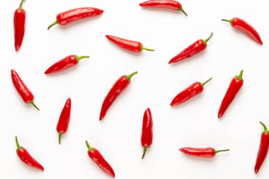 Biber veya kırmızı biber biber beyaz arka plan cuto izole