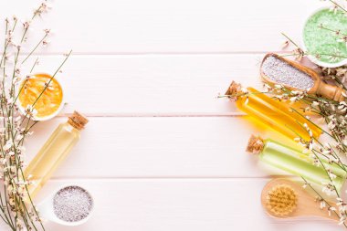 Güzellik ve moda kavramı üzerinde pastel rustik ahşap ayarla spa ile 