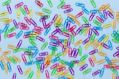 Kağıt rengi küçük defter mavi zemin üzerine. Düz yatıyordu.