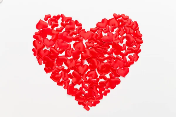 Día de San Valentín fondo corazones rojos sobre fondo de madera blanca . — Foto de Stock