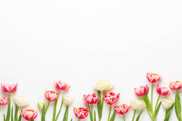 Весенние цветы тюльпаны на фоне пастельных цветов. Ретро-винтаж
