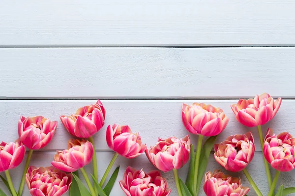 Весенние цветы тюльпаны на фоне пастельных цветов. Ретро-винтаж — стоковое фото