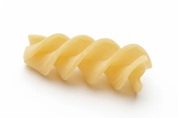 Fusilli di pasta ritorta italiani isolati su fondo bianco. Fusi — Foto Stock