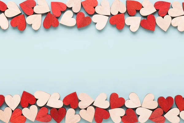 Mutlu Sevgililer günü arka plan. Beyaz ahşap arka yüzündeki kırmızı Kalpler — Stok fotoğraf