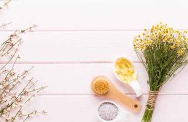 Güzellik ve moda kavramı üzerinde pastel rustik ahşap ayarla spa ile 