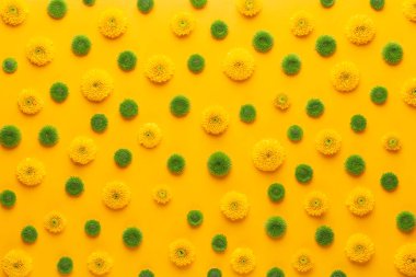 Sarı arka planda sarı çiçek deseni. Bahar selamlaması c