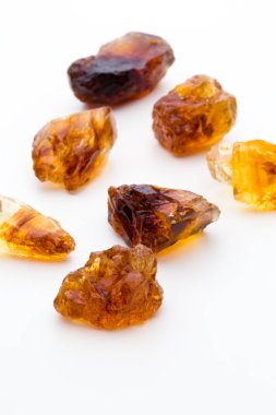 beyaz zemin üzerinde kahverengi karamelize şeker.