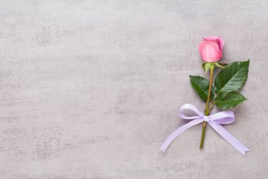 Çiçekler sevgililer günü kompozisyonu. GR üzerindeki pembe gülden yapılmış çerçeve