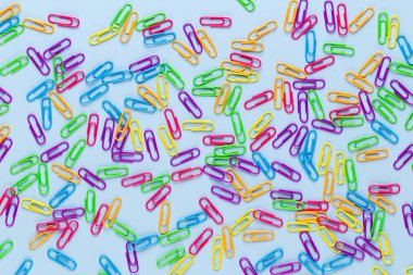 Kağıt rengi küçük defter mavi zemin üzerine. Düz yatıyordu.