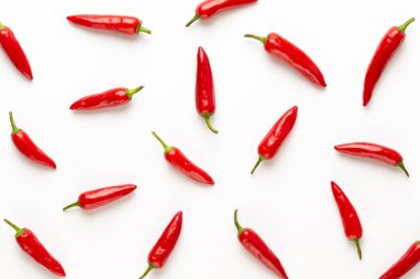 Biber veya kırmızı biber biber beyaz arka plan cuto izole
