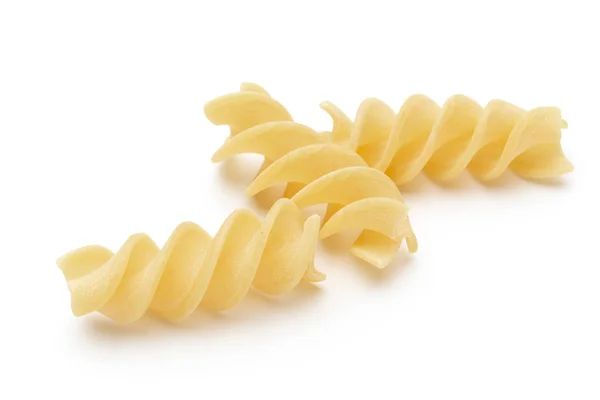 Macarrão torcido italiano fusilli isolado sobre fundo branco. Fusi... — Fotografia de Stock