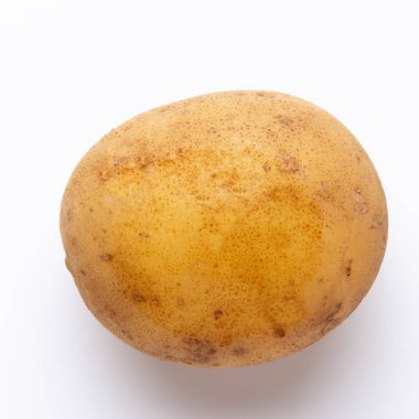 Beyaz arka planda izole edilmiş patatesler. Düz yatıyordu. Üst görünüm.